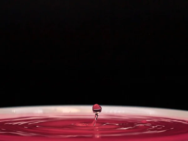Queda Cor Rosa Respingo Água Queda Emoção Congelar — Fotografia de Stock