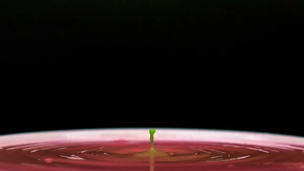Groene Kleur Druppels Roze Water Stop Het Moment — Stockfoto