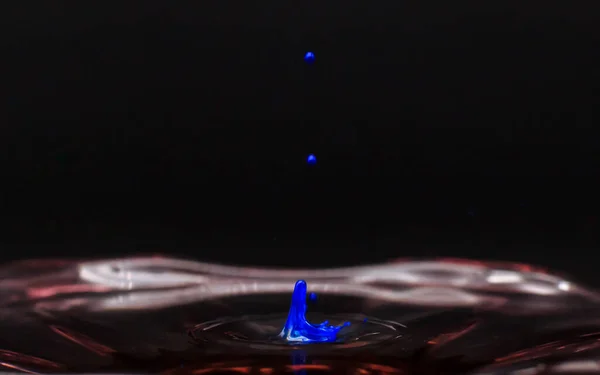 Suya düşen mavi renk damlası, yaratıcı formlar.