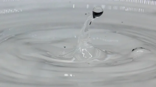 Heldere Waterdruppel Creatieve Vorm Bevriezen Het Moment — Stockfoto