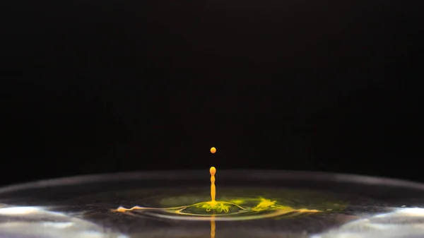 Gele Kleur Waterdruppel Vallen Water Bevriezen Het Moment — Stockfoto