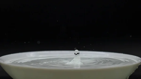 Капля Прозрачной Воды Улов Брызг — стоковое фото