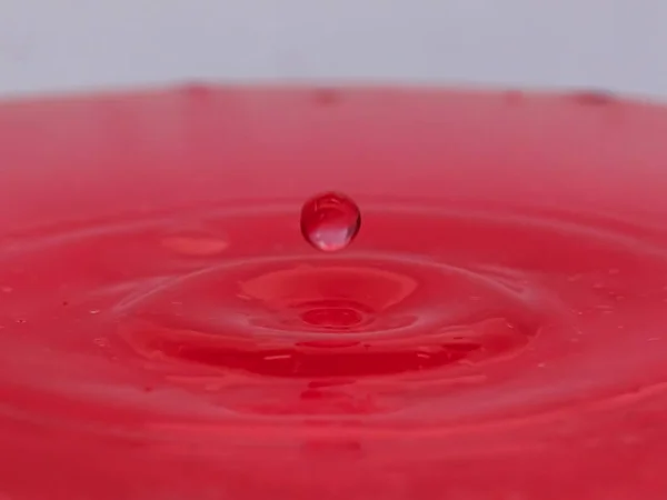 Rosafarbener Farbtropfen Fällt Und Plätschert Wasser Kreative Formen Frieren Ein — Stockfoto