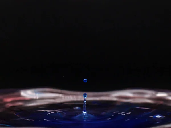 Gota Cor Azul Caindo Água Formas Criativas — Fotografia de Stock