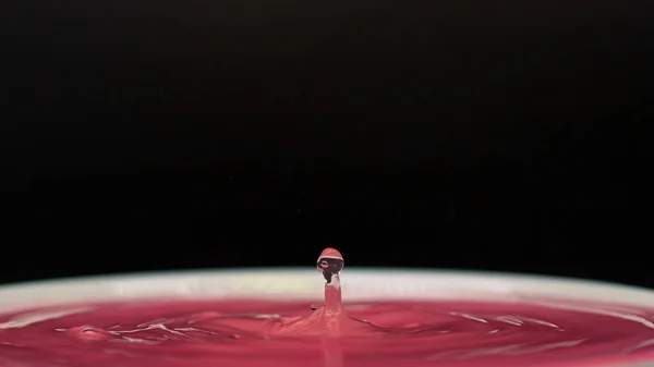 Pembe renk düşer ve suya düşer, düşen duygular donar.