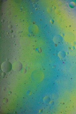 Suda renkli yağ kabarcıkları