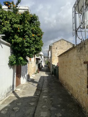 Cyprus - Mayıs 2018: Küçük bir köyde küçük bir cadde