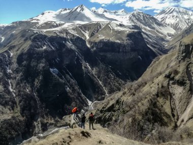 Kazbegi, Georgia- Mayıs 12018: dağ manzaralı turistik yer