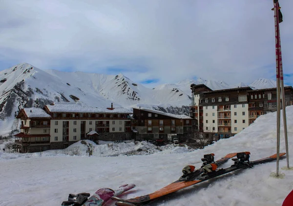 Gudauri Georgia Fevereiro 2019 Vista Montanha Estância Esqui Pólos Esqui — Fotografia de Stock