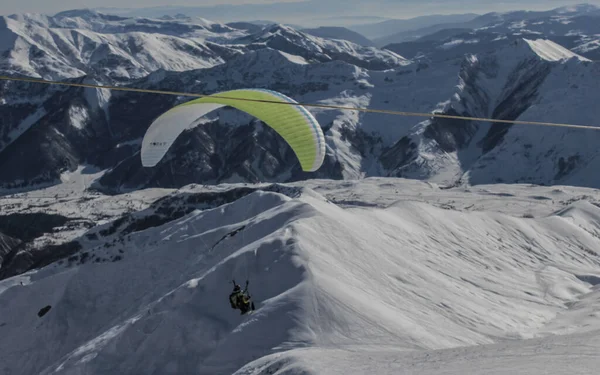 Gudauri Georgia Şubat 2019 Dağdan Aşağı Paraşütle Uçan Kayak Merkezi — Stok fotoğraf