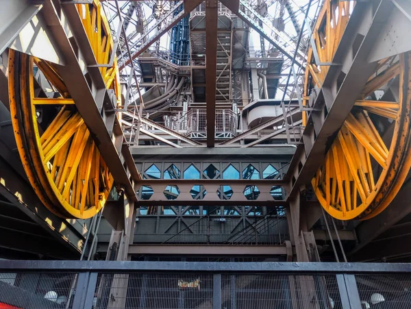 Paris, Fransa - 7 Temmuz 2018: Eyfel Kulesi yürüyen merdiveni içeriden