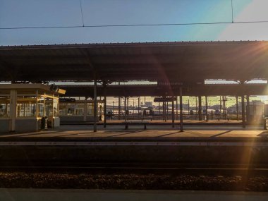Paris, Fransa - 7 Temmuz 2018: açık hava tren istasyonu, toplu taşıma