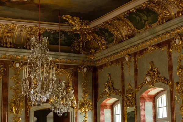 Bauska, Letonya - Ağustos 2019 Rundale Sarayı Barok tarzı güzel dekorasyon salonu