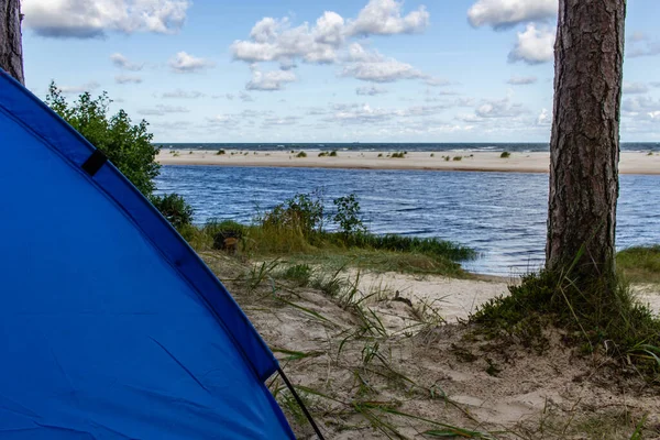 Sabahları sahil manzaralı, köşede mavi çadır.