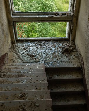 İnşaat halindeki eski apartman merdiven boşluğu doluydu.