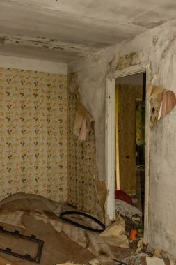 Eski bir apartman dairesi, kalabalık bir hayalet mekanı.