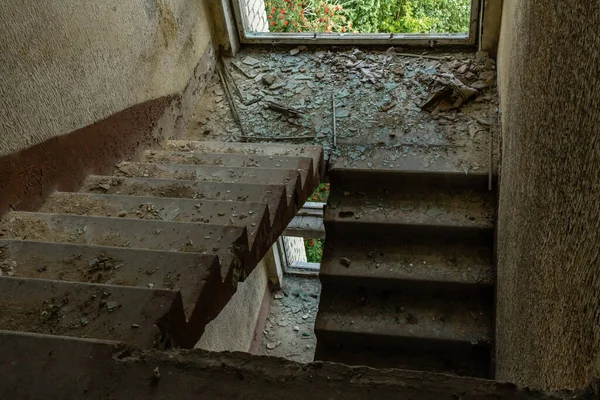 İnşaat halindeki eski apartman merdiven boşluğu doluydu.