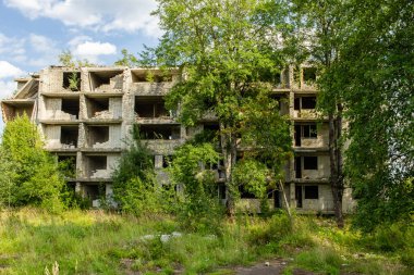 Eski bir apartman dairesi, kalabalık bir hayalet mekanı.