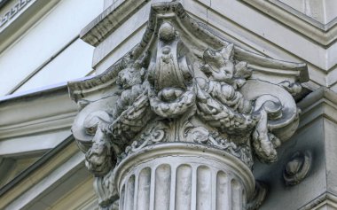 Riga, Letonya - 29 Mayıs 2020: Mimari beyaz sütun sanat ayrıntıları oluşturma