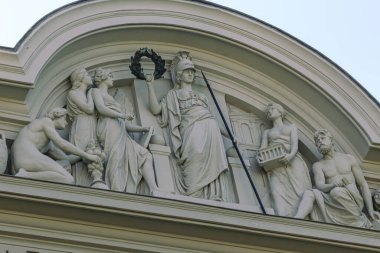 Riga, Letonya - 29 Mayıs 2020: Ulusal Sanat Müzesi Çatısı Dik Heykel Manzarası