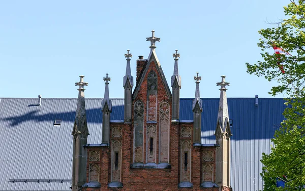 拉脱维亚 2020年5月29日 格特鲁德教堂 红砖宗教建筑 屋顶的建筑细节 — 图库照片