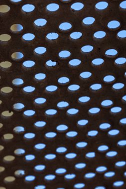 Metal bina yapı iskelesinin döşeme kısmı desenli.