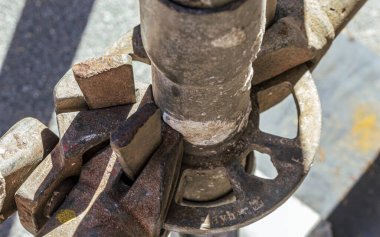 Metal bina yapı iskelesi parçaları kapanıyor.