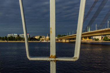 Riga, Letonya - 29 Haziran 2019: Bulutlu bir günde Başkent Köprüsü manzarası
