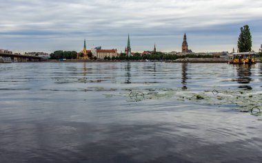 Riga, Letonya - 29 Haziran 2019: Panorama başkenti ve nehir manzarası