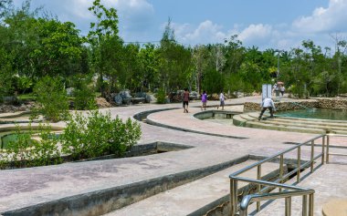 Yengeç kasabası, Tayland 28 Mart 2019 Khlong Thom doğal kaplıca manzarası