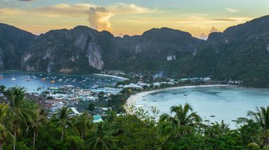 Phi Phi Adası, Tayland - 3 Nisan 2019: tepeden iki plaj manzarası