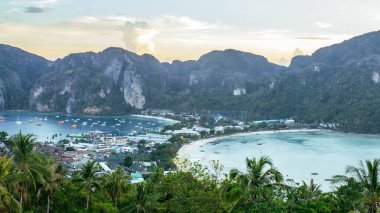 Phi Phi Adası, Tayland - 3 Nisan 2019: tepeden iki plaj manzarası