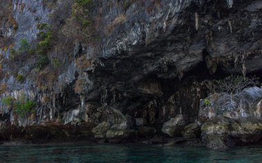 Phi Phi Adası, Tayland - 4 Nisan 2019: Viking mağarası dağ manzarası