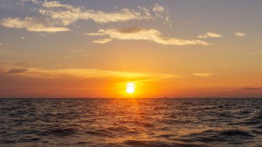 Phi Phi Adası, Tayland - 4 Nisan 2019: basit gün batımı ve deniz