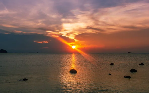 Tayland adası güzel gün batımı manzarası.