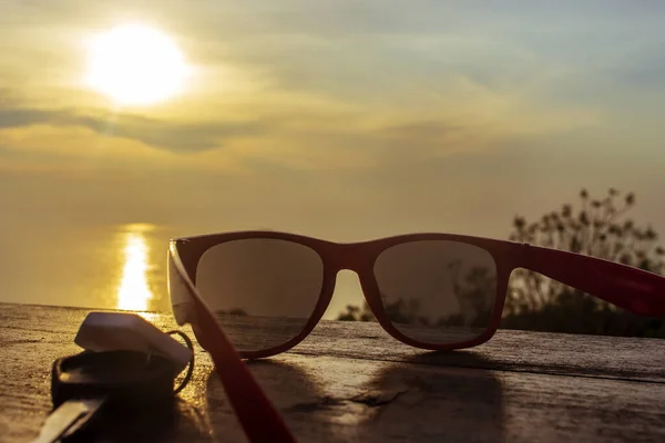 Kırmızı Güneş Gözlükleri Anahtarlar Gün Batımının Tadını Çıkarıyor Stok Resim