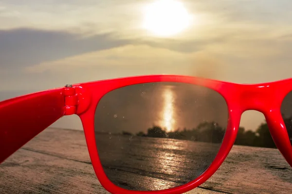 Güneş Batımı Görüntüsü Kırmızı Güneş Gözlüğü Camında Yansıyor Stok Fotoğraf