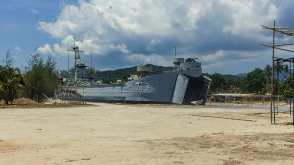 Koh Phangan, Tayland - 18 Nisan 2019: Gri geminin altındaki ada iskelesi