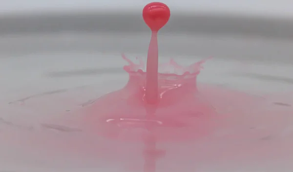 Różowy Kropla Wody Plusk Twórcze Formy Wykonane — Zdjęcie stockowe