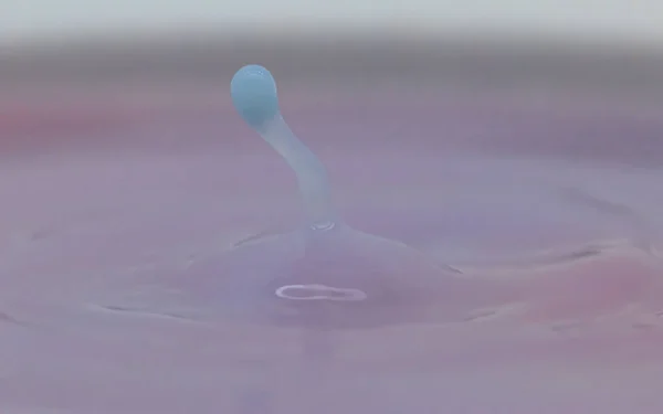 Lichtblauwe Kleur Druppel Roze Water Splash Creatieve Vormen Gemaakt — Stockfoto