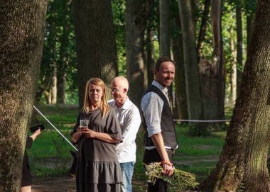 Kurmene, Letonya - 28 Haziran 2020: Brainstorm grubu solisti Renars Kaupers yardım konserinden sonra ziyaretçilerle konuştu