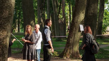 Kurmene, Letonya - 28 Haziran 2020: Brainstorm grubu solisti Renars Kaupers yardım konserinden sonra ziyaretçilerle konuştu