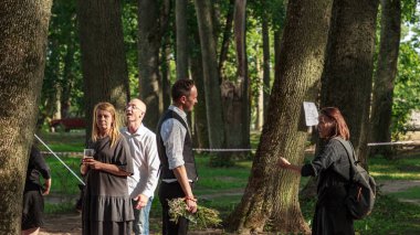 Kurmene, Letonya - 28 Haziran 2020: Brainstorm grubu solisti Renars Kaupers yardım konserinden sonra ziyaretçilerle konuştu