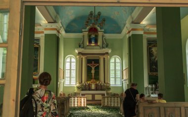 Kurmene, Letonya - 28 Haziran 2020: Kurmene Katolik Kilisesi 1870 yılında Kont Komorovsky 'nin özel kilisesi olarak inşa edildi.