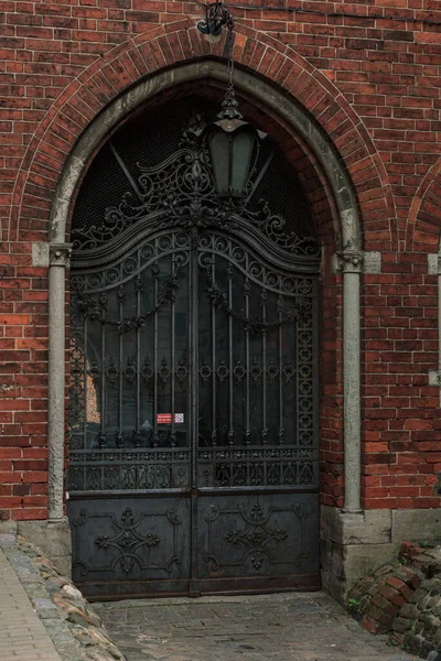 Kara Metal Entrika Kapıları Kırmızı Tuğla Kilise Binasının Kapısı Fener — Stok fotoğraf