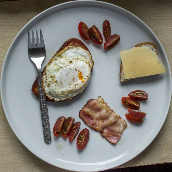 Simple Breacfast Designed White Plate Tomatos Baked Egg Toast Becon — Stock Photo, Image