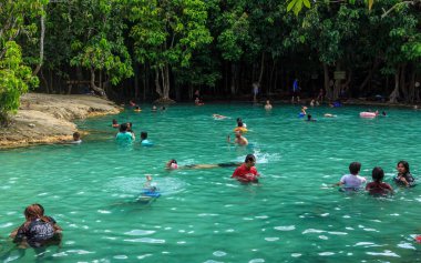 Krabi, Tayland - 28 Mart 2019: Ulusal su parkında kristal mavi zümrüt havuzu. Vatandaşlar ve turistler güneşli bir günün ve yüzmenin tadını çıkarıyorlar.