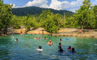 Krabi, Tayland - 28 Mart 2019: Ulusal su parkında kristal mavi zümrüt havuzu. Vatandaşlar ve turistler güneşli bir günün ve yüzmenin tadını çıkarıyorlar.