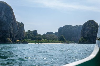 Büyük yeşil kaya dağları, ada küçük plajı, Tayland 'da deniz manzarası.