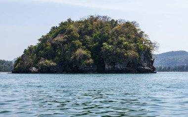 Büyük yeşil bitki kayaları, ıssız bir ada, Tayland 'daki deniz manzarası.